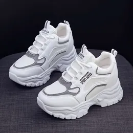 ve 2023 Bahar Sonbahar Yeni Yüksek Rise Baba Ayakkabıları Kadınlar Mesh Sıradan Spor Ayakkabı Kalın Sole Koşu Seyahat Küçük Beyaz Ayakkabı