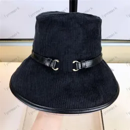 Vinter breda brimhattar Corduroy Womens Designer Bucket Hat For Men mode lyxig platt monterad hatt märke klassiskt guldspännen fast c225b