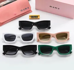 Den kända designern Mui Mui designer UV-resistenta och flerfärgade valfria solglasögon för män och kvinnors mode och vardagskläder reser bättre yngre fysisk smak
