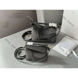 Tote Çanta Tasarımcısı Loweve Bag Kadın Omuz Çantası Çanta Loeweely Çanta Cüzdan Marka Marka Deri Deri Flip Tote Çanta Alfabe Nakış Geniş Kayış Crossbody Bag 220