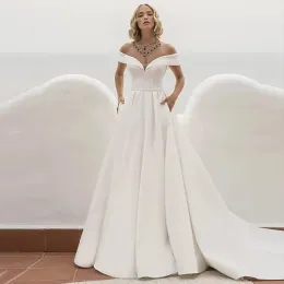 Abiti da sposa moderni in raso avorio a linea con tasche Sexy con spalle scoperte Abiti da sposa semplici da giardino Boho Sweep Train Back Buttons Elegant Robes de Mariee