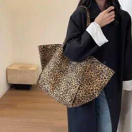 Kvällspåsar superhög kapacitet kvinnor mode leopard tryck canvas ryggsäck axel totes väska kvinna kvinnlig handväska handväska resesatchel