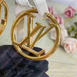 Kolczyki projektantów sprzedaży dla kobiety litery Hoop Gold Women Earstuds Ladies Biżuteria