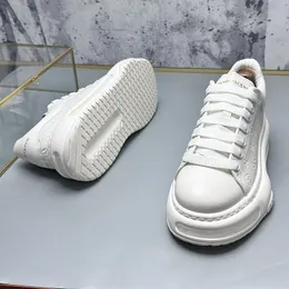 Moda Bahar Düğün Tasarımcı Ayakkabı Giydirme Nefes Alabilir Dantel Up Boş Boyun Sıradan Sneaker Slip Slip Yuvarlak Toe Kalın Bottom Oxford Sürüş Yürüyüş Loafer 62
