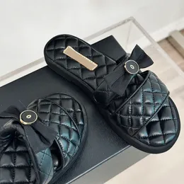 Kvinnors slip på tofflor plattform klackar sandaler designer bowknot labbskin glider klassisk hårdvara matelasse quiltad textur mules damer svart utomhus strandsko