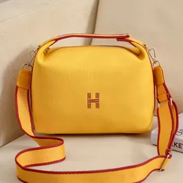 Berömd väska raffia vävd väska mini axelväskor charm klaff överdimensionerad magnetisk spänne handväska crossbody ladies sommar halmväska a7