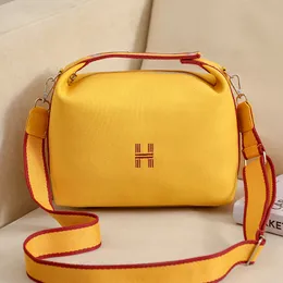 Ünlü çanta Rafia dokuma çanta mini omuz çantaları cazibe flep büyük boyutlu manyetik toka çanta crossbody bayanlar yaz saman çantası A7