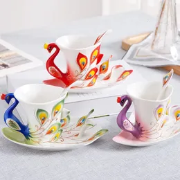 Creative 3D Hand Crafted Porcelain Enamel Peacock Coffee Cup Set med fat och sked Present Ceramic Tea Water Dish Gift 240301