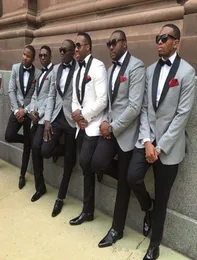 En knapp smal passform Groom Tuxedo Whitelight Grey Jacketpants Mens Tuxedos With Black Lapel Men Suits Custom Made Groomsmen 3010039