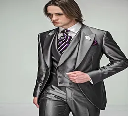 カスタムメイドの新しいスタイル1つのボタンGroom Tuxedos Grey Man Peak Lapel Groomsman Men Wedding Suits Bridemoom JacketpantStiev6029176