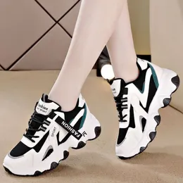 Neue dicke Frauen Väter Spring Trend Instagram 2024 Sohle Erhöhung kleiner weiß lässiger, atmungsaktiver Sportschuhe 633 SS