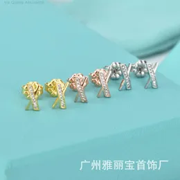 Tasarımcı Tiffanyo Küpeler Seiko Edition T Ev Yeni Mikro Elmas X şekilli Mini Kulak Saplamaları Kadınlar için 925 Steel Mühürlü Gümüş İğne İns Küçük Taze Kulak Takıları