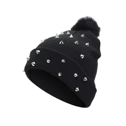 Шапка-бини с черепом, женская зимняя шапка с заклепками в стиле панк, черная, с большим помпоном, модная вязаная шерстяная толстая теплая женская шапка3116