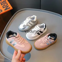 Spor ayakkabı elbise ayakkabıları çocuk sporları 2023 Sonbahar Yeni Kore Edition Girls Casual Boys ahlaki bebek küçük tahta yumuşak soleh240307