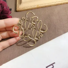 Vintage Gold Plated Metal Brooch Classic Logo Charm Women s Brooch Fashion Style Love Gift Jewelry Brand Designer Boutique Birthday Party Clothing pins Accessories