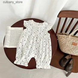 Overalls 2023 Neue Frühling Sommer Baby Kurze Blütenblatt Hülsenspielanzug Mädchen Farbige Fragmentarische Blume Bodysuit Kinder Baumwolle Overall Kleidung L240307