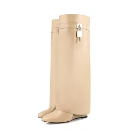 Dresses European and American Designer Brand Side Zipper Knee Length Boots for Womens Metal Padlock Decoration Slope Heel Skirt Boots