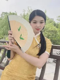 Dekorativa figurer Summer Cool Daily Hand Folding Fan Home Shake Bamboo med Cheongsam Wedding Crafts Decoration Women's