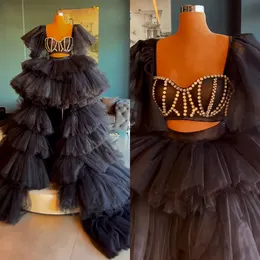 Svart tyll ruffles en linje prom klänningar för liten flicka sexig tiered puffy split formal aftonklänningar pärlor mantel de soiree