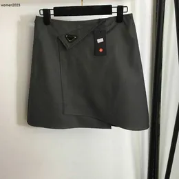 Designer kjol kvinnor veckade kjolar märke kort kjol mode triangel logo sommar kvinna semester sexiga shorts mini kjolar kvinnor resekläder 07 mars