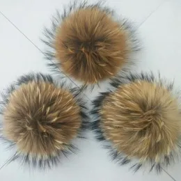 15 cm stor verklig naturlig tvättbjörn päls pompom boll w -knapp på hattväska charm nyckel kedja nyckelning diy tillbehör188c