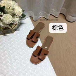 Family High Lady H ayakkabı 2024 Tasarımcı Kalite Moda Sandalet Sandal Terlik Terozlu Düz Alt Kadın Oranss Palmiye Desen Lady Koyun Konforlu Kayma M31N