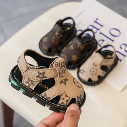 Sandaler Athletic Outdoor Baby Shoes With and Anti Learning Summer Baby Soft Sules Mens Flashing Childrens Sandalsh240307