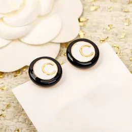 豪華な品質のチャーム18kゴールドメッキの白と黒の色の小さな丸い形状のスタッドイヤーリングにはスタンプボックスps3086b
