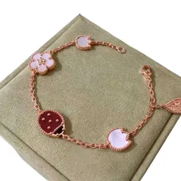 Van-Clef Bracciale Arpes Designer Donna Qualità originale Petalo Sette coccinelle Bracciale Donna Luce Lusso Piccola fantasia Quattro foglie Erba Conchiglia Artigianato Alto 240308