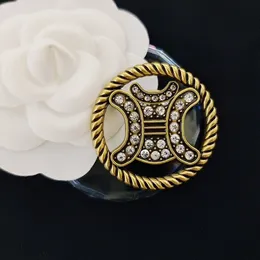 Spilla classica 20 stile Spilla con lettera di marca di lusso Placcata oro 18 carati Spilla con strass Perla Pin Donna Sposarsi Accessori per gioielli da festa di nozze Regali