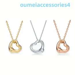 Collane con ciondolo di marca di designer di gioielli 2024 Ciondolo d'amore a forma di cavità in argento sterling 925 alla moda e minimalista con catena a forma di clavicola a cuore di pesca