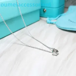 2024 Designer Luxury Brand Jewelry Necklaces Tiktok Funi Sterling Silver S925 Fashion Gear Pendant Minimalist Korean Womens Nut Collar