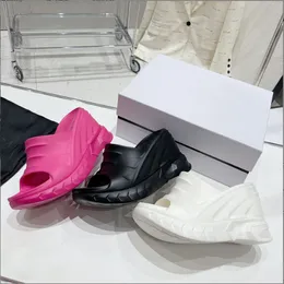 Frauen-Keil-Sandalen in Gummi-Hausschuhen mit dickem Boden, Pool-Slide, schwarze Plateau-Sandale, Sommer-Strand, klobige Wedgies, modische Freizeitschuhe