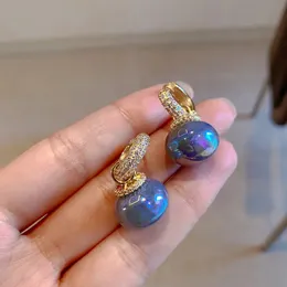 Versione coreana Atmosferica di alta qualità One Two Wear Eardrop colorato con bottoni per l'orecchio con cerchio di perle blu colorate per ragazze.240301