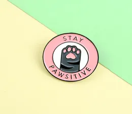 Ewelry Cat Pink Paw Monamel Lapel Pins 039Stay PawSitive039 هدايا تصميم فريدة للأصدقاء شارات كاملة 9516491