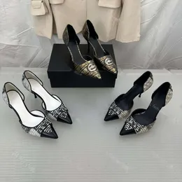 2024 Designer Donna Scarpe con tacco Scarpe da carriera Décolleté con lettera classica Fibbia Cava in pelle con tacco alto Sexy da sera a punta da sposa