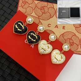 Orecchini a bottone per orecchie Fascino a forma di cuore Orecchini di perle Stile di lusso Gioielli di design Orecchini classici placcati in oro Orecchini regalo d'amore con scatola di gioielli in rame Logo classico
