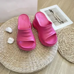 Kauçuk terlik içinde tasarımcı kama sandaletleri kadın platformu tıknaz sandal kalın dip havuzu slayt yaz plajı gündelik vedalılar terlik