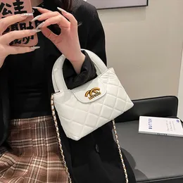 Luksusowa torba detaliczna hurtowa beibei shangpin 2024 nowa niszowa koreańska łańcuch haftu ręczny pojedynczy ramię przekąski