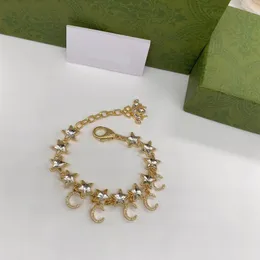 Bracciale con ciondolo a forma di stella in cristallo di design di lusso. Gioielli squisiti alla moda da donna