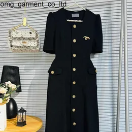 Новые 24ss женские платья дизайнерские платья женская мода бренд металлический кулон черный бюстье повседневные тонкие пуговицы с коротким рукавом женские платья