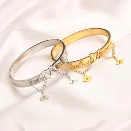 Bangle lyxiga armband kvinnor mode esigner brev inlay crystal tofsels armband 18k guld pläterad rostfritt stål kvinnor bröllop j dht1l