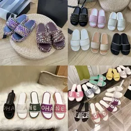 Francuskie luksusowe designerskie kapcie kobiety sandały marki 2c złote łańcuchy tweed Slipper dzianina słoma lato swobodny buty mula płaskie buty plażowe klapki niskie obcasy klapki