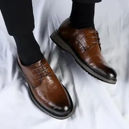 Sapatos casuais versão coreana sapato de couro casamento negócios namoro formal homens apartamentos condução oxford rendas apontado versátil