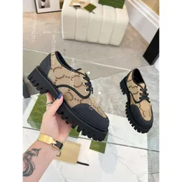 2024 Scarpe basse da donna Mocassini da passeggio Scarpe slip-on Calzature da fabbrica Lounge Grembiule rotondo nero Punta di lusso Designer Lettere in metallo Scarpe eleganti con tacco basso 35