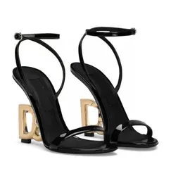 Tasarımcı Sandalet Kadın Deri Deri Out Out Mektup Topuk Gündelik Ayak Bileği Strap Tepe Marka Ayakkabıları Şık Slaytlar Sandal 35-43