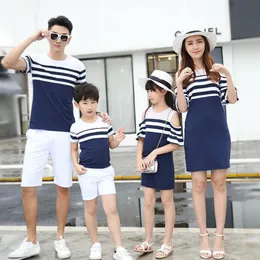 Family Clothing Striped Off Shoulder Mother Daughter Dress Matching Clothes Father Son Tshirt ParentChild Set 240226
