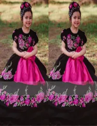 2022 빈티지 Mexcian Quinceanera 드레스 미니 어린 소녀 플로럴 아플리케 볼 가운 검은 자주색 벨트 대회 꽃 소녀 드레스 f4040169