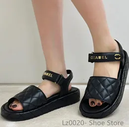 Kvinna platt häl designer sandal dubbel kanal plattform toffel quiltade läder slidare loafer bröd strand sandale glid flip flop kanal varumärkesdesigner skor ccc