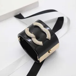 نسخة عالية الإسورة نسخة واسعة من Atmosphere Premium Sense Letter Pearl Acrylic Card Buckle Ladys Small Pragrance Double Letter Bracelet 240308